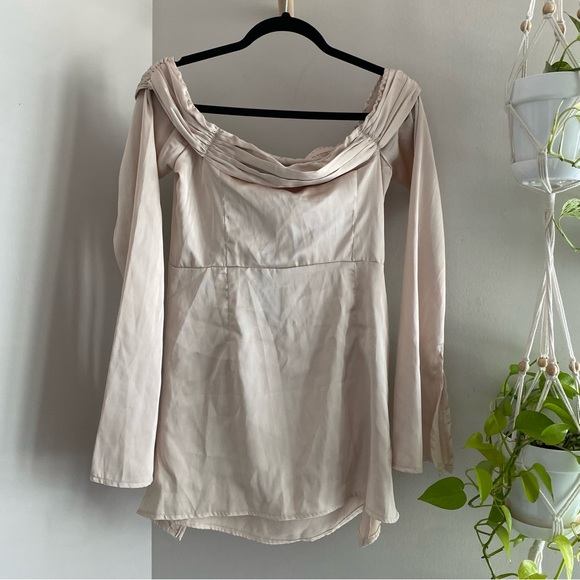 Pretty Little Thing Champagne Satin Pleat Bardot Flared Sleeve Shift Dress - Picture 4 of 8